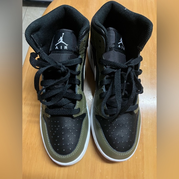 NEW Air Jordan 1 Mid- Kids Black and Olive Sneaker. Size 6Y. IN BOX, never worn - Picture 8 of 10